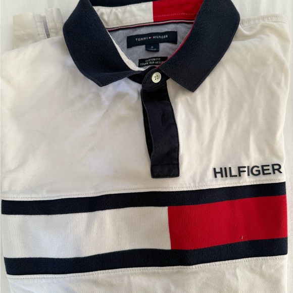 Tommy Hilfiger Men's Polo in White with Red and Navy Stripes - Picture 3 of 3